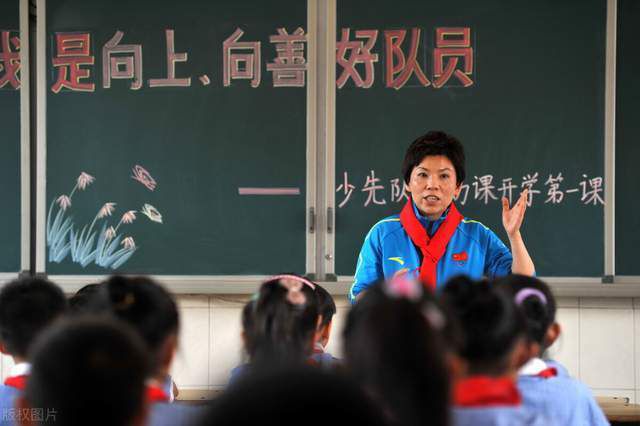 片中，尹正饰演沈腾的领航员，为了帮助他复出拼尽全力，甚至上演妖艳钢管舞桥段